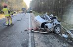 Dramat na drodze. Osobówka rozerwana na strzępy! Dwie osoby w szpitalu.