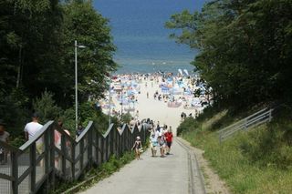 Ta wieś nad polskim morzem jest niezwykle malownicza. Nadmorski kurort idealny na wakacje. To nie jest Sopot! 