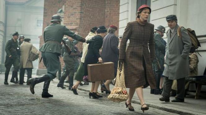 Ludzie i bogowie, odcinek 1 - opis, streszczenie: Leszek i Tadeusz wykonują pierwszą egzekucję