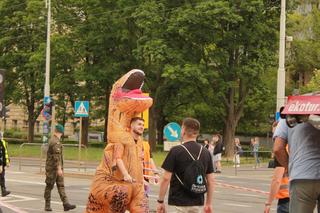 Studenci opanowali Wrocław. Pochód juwenaliowy przeszedł ulicami miasta. Było śpiewająco! [ZDJĘCIA]