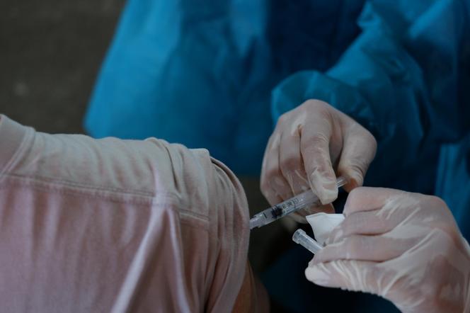 Te szczepionki zagrażały zdrowiu i życiu, ale podano je Polakom. Szokujący raport NiK