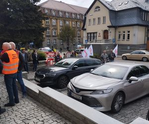 Konferencja prasowa hutników przed Ministerstwem Przemysłu w Katowicach