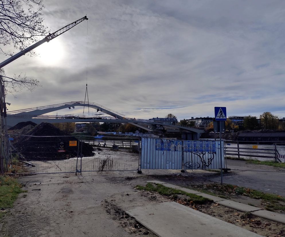 Kładka nad Wisłą nabiera kształtu! Zobacz, jak wygląda wielki sinus na nowej przeprawie