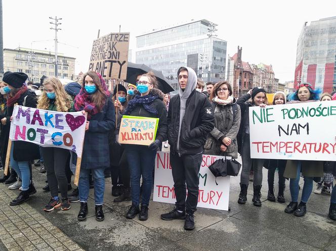 Setki młodych ludzi na ulicach Katowic! Protest klimatyczny na rynku [ZDJĘCIA]