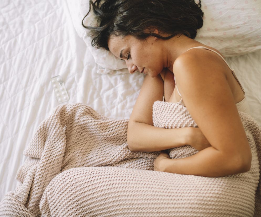 kobieta z bólem brzucha