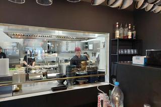 Nowa restauracja w Bydgoszczy. Gotują tu Azjaci, a do stołu podaje robot. Jest też pierwszy w regionie hot-pot