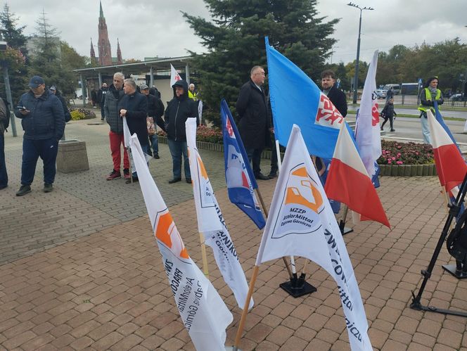 Hutnicy i koksownicy wyszli na ulice w Dąbrowie Górniczej. Apel do rządu o ratunek dla branży i tysięcy miejsc pracy