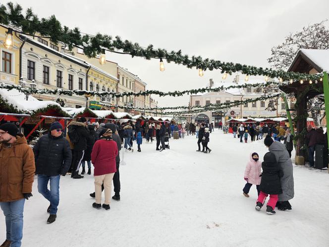 Jarmark Bożonarodzeniowy w Rzeszowie. Parada św. Mikołaj 2023 