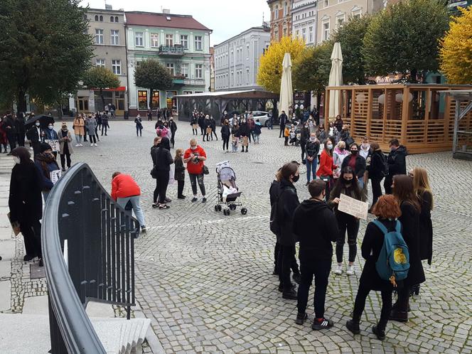 Idą lwice na ulice. Mieszkańcy Leszna znów protestują