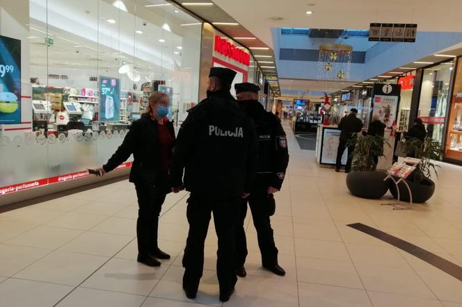 Bełchatów: Policja interweniuje w sklepach! Chodzi o maseczki   