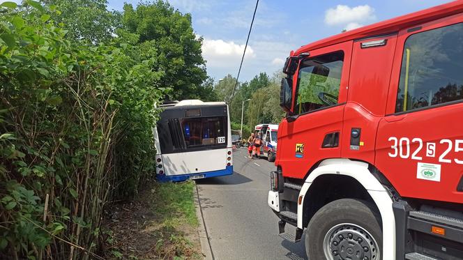 Wypadek autobusu w Katowicach. Zderzył się z samochodem osobowym