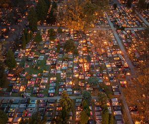 Tysiące zniczy rozświetliło polskie cmentarze. Niezwykły widok po zmroku