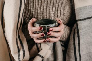 Ten kolor paznokci to kwintesencja elegancji. Idealnie pasuje do jesiennych stylizacji