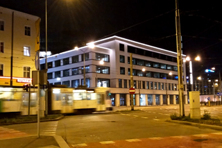 Nowy budynek w centrum Szczecina z efektowną iluminacją. Tak się świeci Posejdon!