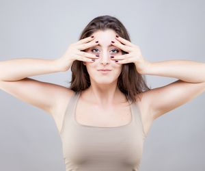 Gimnastyka twarzy (facefitness) – jakie daje efekty? Przykładowe ćwiczenia facefitness