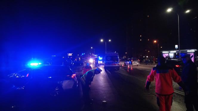 Poważny wypadek w Nowej Hucie. Karetka jadąca na sygnale zderzyła się z samochodem