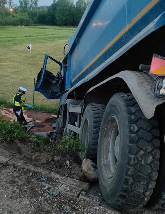 Pijany kierowca tira staranował autobus miejski. 12 osób rannych, a trzy walczą o życie