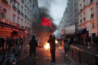 Chaos i zadyma na ulicach Paryża po strzelaninie. W ruch poszły cegły i gaz łzawiący 