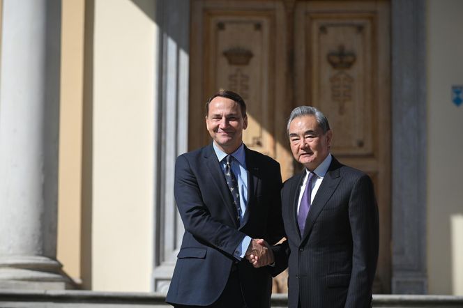 Chiński szef MSZ Wang Yi w Polsce. Spotyka się z Sikorskim i Nawrockim