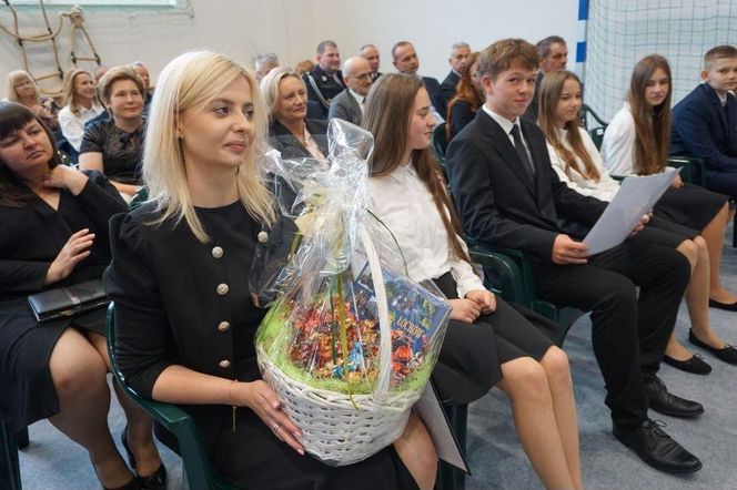 Pierwsza Dama uczciła z uczniami 100 lat od nadania imienia Stefana Batorego Szkole Podstawowej w Liwie