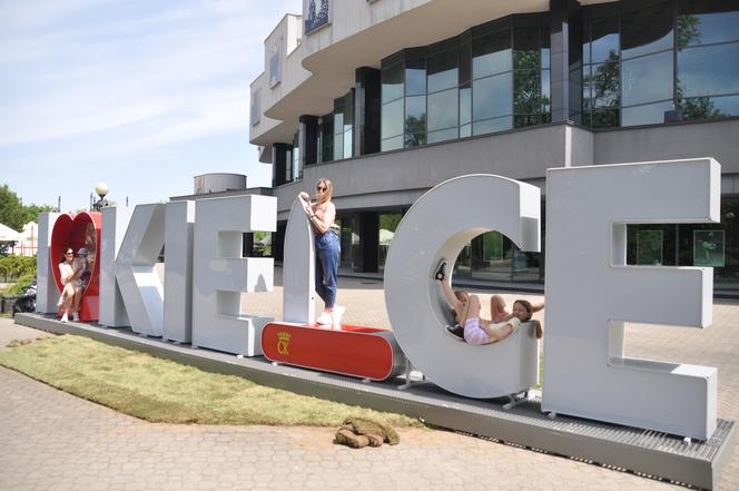 Serce i scyzoryk obok Kieleckiego Centrum Kultury