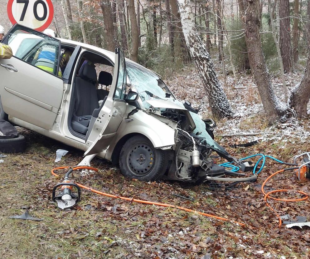 Groźny wypadek w Rzepinie. Ciężarówka zderzyła się z osobówką