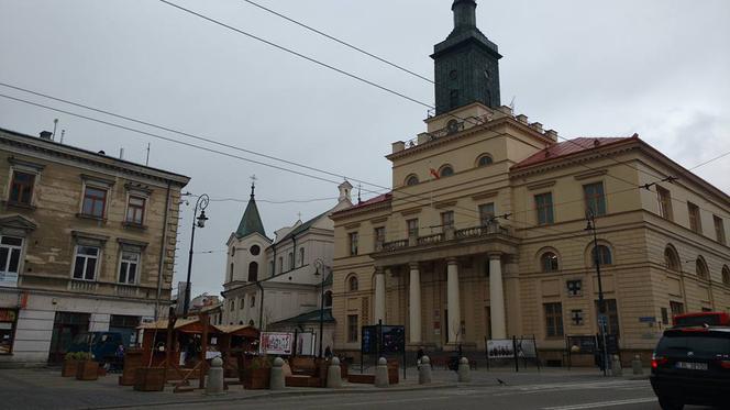 Mebelki wróciły przed ratusz na wiosnę