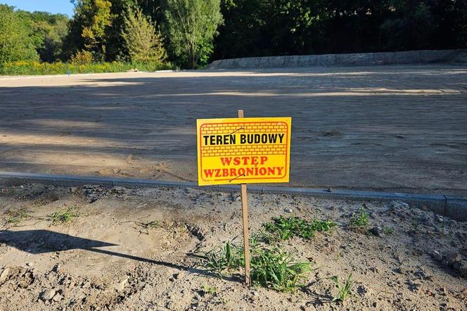Mieszkańcy wyprowadzają psy na stadionie rugby w Olsztynie. „Nas...e, dziury wykopane” [ZDJĘCIA]