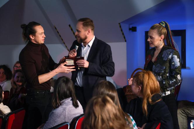 Na Wspólnej odc. 3366. Emil (Piotr Ligienza), Paweł (Grzegorz Kwiecień), Daria (Patrycja Topajew)