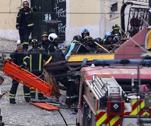 Katastrofa kolejki turystycznej! Wypadła z szyn i gruchnęła w budynek. Co najmniej 15 osób nie żyje!