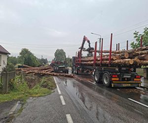 Wypadek w Mircu! Przewróciła się ciężarowka z drewnem, uszkodziła gazociąg