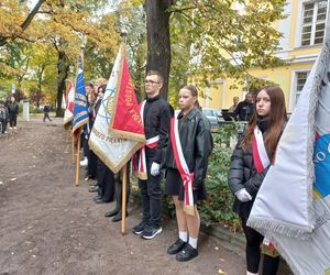 Zapalono znicze dla rozstrzelanych mieszkańców Leszna. W rocznicę tragicznych wydarzeń [ZDJĘCIA]