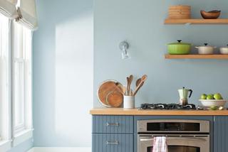 Błękitne ściany pasują też do kuchni