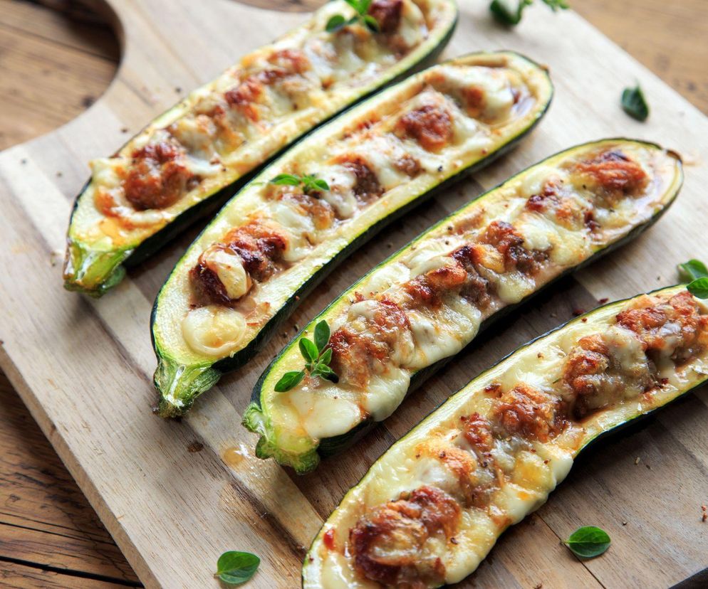 Cukinia z nadzieniem z pieczarek i sera – prosty przepis na efektowny obiad