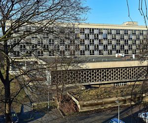 W PRL-u powstał najdłuższy budynek w Małopolsce. Janusz Morgenstern i Jerzy Stuhr kręcili w nim filmy