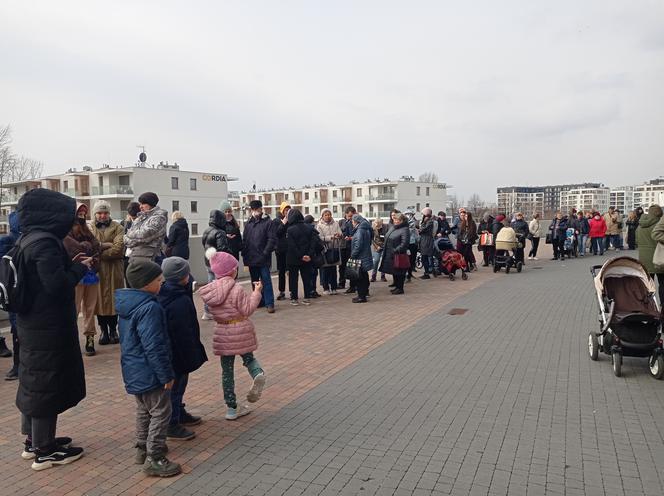 Tłumy przed centrum obsługi uchodźców zlokalizowanym w TAURON Arenie w Krakowie