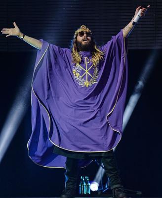 Jared Leto przebrany za księdza