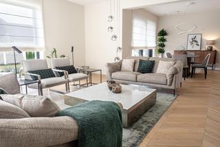 Eleganckie wnętrza w drewnie i szarościach