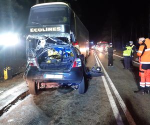 Toyota wbiła się w autobus. Młody kierowca nie żyje