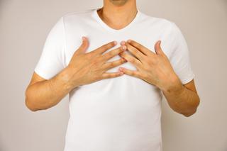 Ginekomastia (powiększenie piersi) u mężczyzn: przyczyny i leczenie