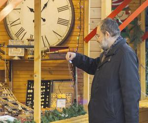 Karol Karski. Kupił jedną bombkę na choinkę