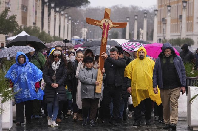 Pilne wieści z Watykanu. Piszą o nocy papieża. To już dwunasta doba