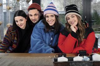 Barwy szczęścia, odcinek 2827: Madzia (Natalia Sierzputkowska), Oliwka (Wiktoria Gąsiewska), Luiza (Julia Zielińska), Aro (Martin Bogdan)