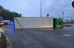 Ciężarówka przewróciła się na rondzie pod Otwockiem. Kierowca wjechał prosto w kopiec! 