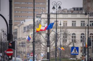 Flagi na ulicach Warszawy. Pojawiły się ich setki. Co się dzieje?