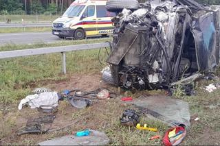 Bus pełen pasażerów uderzył w ciężarówkę i dachował. Jest wielu rannych