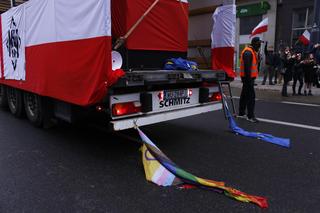 Flagi były ciągnięta za samochodem 