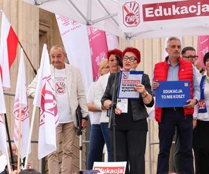Protest ZNP przed Ministerstwem Edukacji