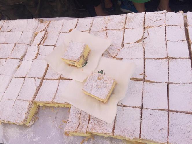 Gigantyczna kremówka papieska w Rzeszowie już rozdana!