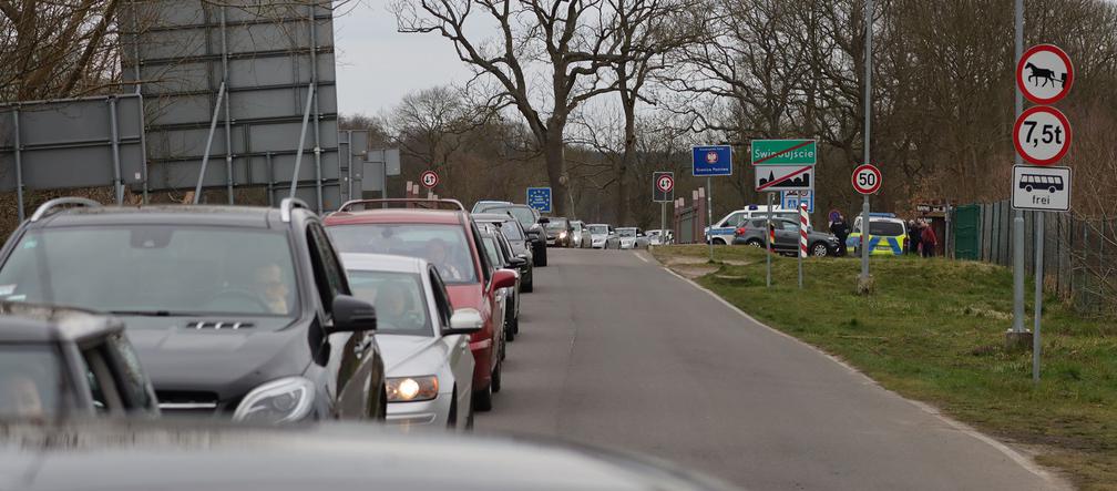 Kolejki na przejściu granicznym Świnoujście-Garz